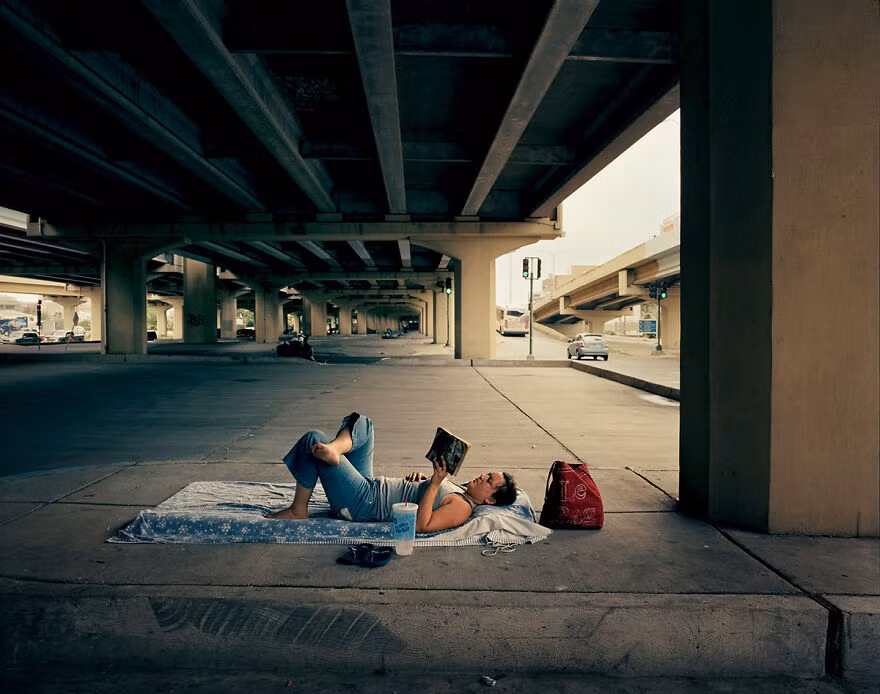 Jennifer Rhoden, 27 tuổi, sống dưới gầm cầu với bạn trai và là quân nhân dự bị Donald Monroe, người đến từ St. Louis.