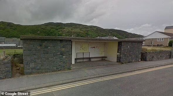 Hiện tại, do hoàn cảnh công việc của Elaine, cặp đôi không sử dụng ngôi nhà này. Ngôi nhà, được mô tả là "nơi nghỉ dưỡng ven biển độc đáo", được Homes of Wales rao bán với giá 295.000 bảng Anh.