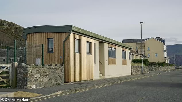 Sau gần 10 năm, cặp đôi đã biến nhà vệ sinh công cộng thành một ngôi nhà ven biển đáng mơ ước.