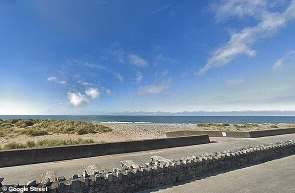 Trên đường đi dạo, họ nhìn thấy một nhà vệ sinh bỏ hoang ngay gần bờ biển. Vào năm 2015, cặp đôi mua được bất động sản này với mức giá là 33.000 bảng Anh.