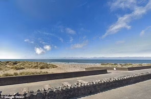 Trên đường đi dạo, họ nhìn thấy một nhà vệ sinh bỏ hoang ngay gần bờ biển. Vào năm 2015, cặp đôi mua được bất động sản này với mức giá là 33.000 bảng Anh.