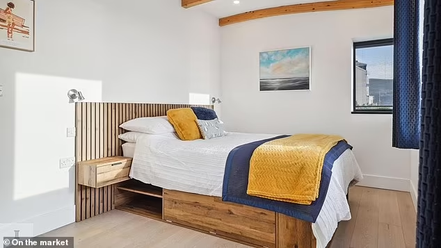 Bên trong phòng ngủ.