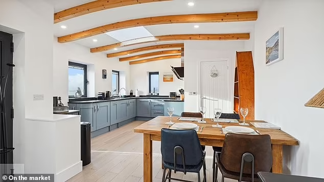 Ngôi nhà gồm ba phòng chính - khu bếp và tiếp khách, một phòng ngủ và một phòng tắm.