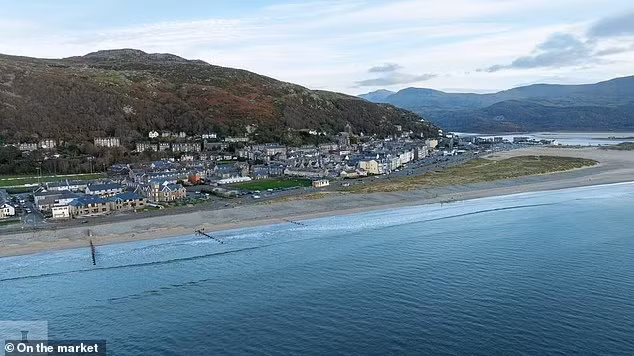 Daily Mail đưa tin, câu chuyện cải tạo nhà vệ sinh thành ngôi nhà mơ ước của Alan và Elaine Taylor bắt đầu bằng một chuyến đi dạo vô tình dọc bờ biển Barmouth ở phía tây bắc xứ Wales. (Ảnh: Daily Mail)