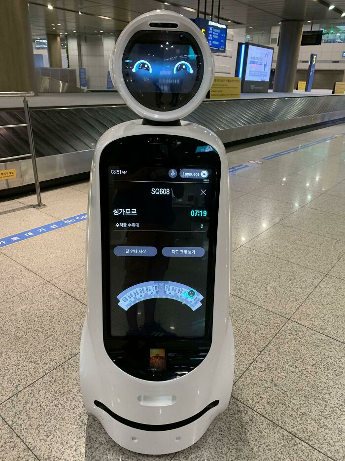 Những chú robot hữu ích này "lang thang" ở sân bay Incheon, Seoul, và bạn có thể sử dụng chúng để kiểm tra thông tin chuyến bay.