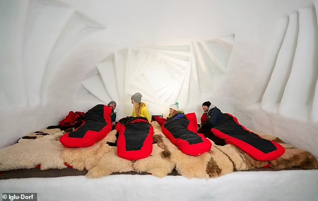 Du khách được trang bị túi ngủ giúp giữ ấm khi nhiệt độ xuống mức -40 độ C.