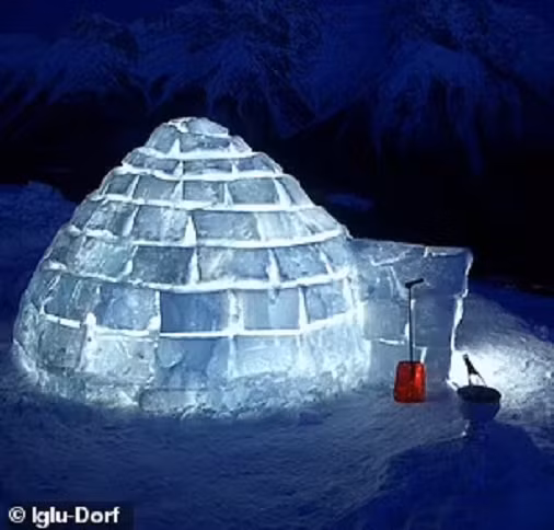 Nhiệt độ bên trong khách sạn bằng tuyết này thường từ -2 độ C tới 2 độ C và thậm chí giường cũng được làm bằng tuyết.