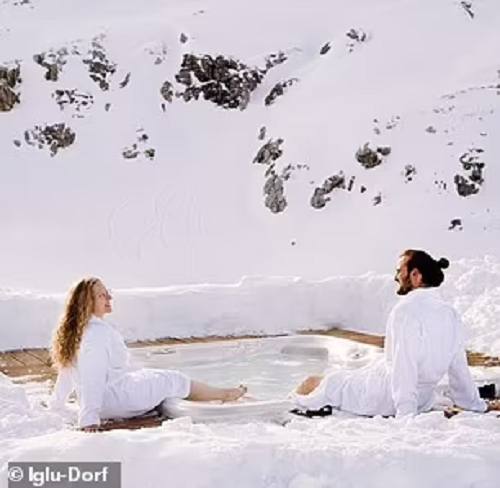 Du khách cũng có thể sưởi ấm với bồn nước nóng ngoài trời.