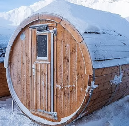Những ngôi làng đặc biệt này cũng có nhà hàng và quán bar phục vụ rượu vang nóng, phô mai fondue tươi và nhiều loại đồ ăn nhẹ khác, phòng xông hơi...