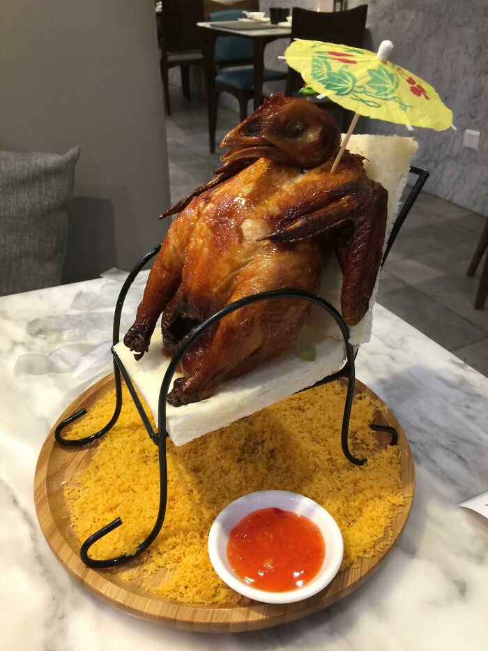Nhà hàng này ở Trung Quốc phục vụ món "gà tắm nắng trên bãi biển".