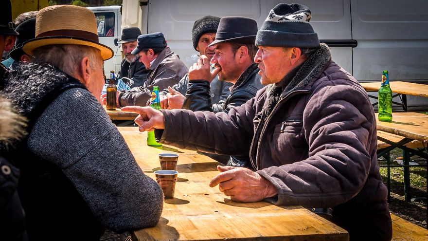 Mỗi buổi chiều, mọi người tụ tập để trò chuyện.