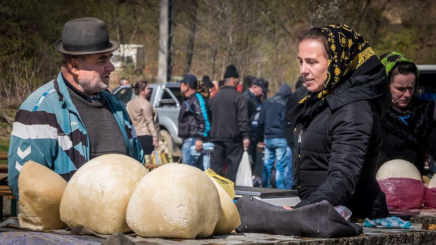 Dân làng cũng đem các sản phẩm hữu cơ của họ ra chợ bán.