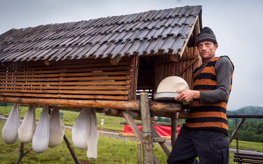 Tan muc cuoc song yen binh o vung nong thon Romania-Hinh-4