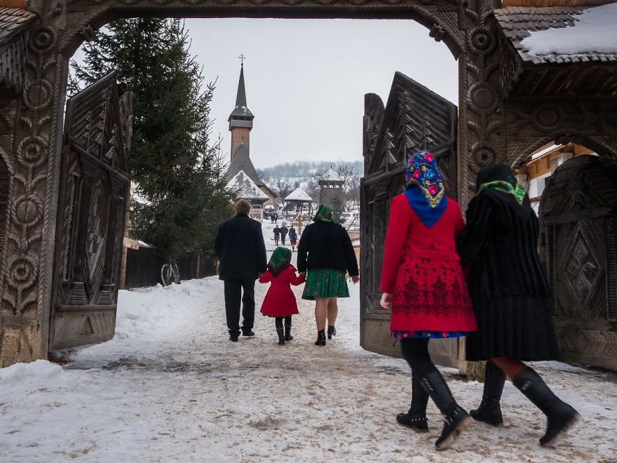 Vào sáng Chủ Nhật, dân làng mặc quần áo đẹp đến nhà thờ.