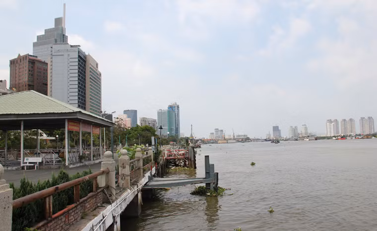 Khu vực này mọi ngày vốn tấp nập du khách suốt ngày đêm thì nay lặng lẽ đến ngỡ ngàng.