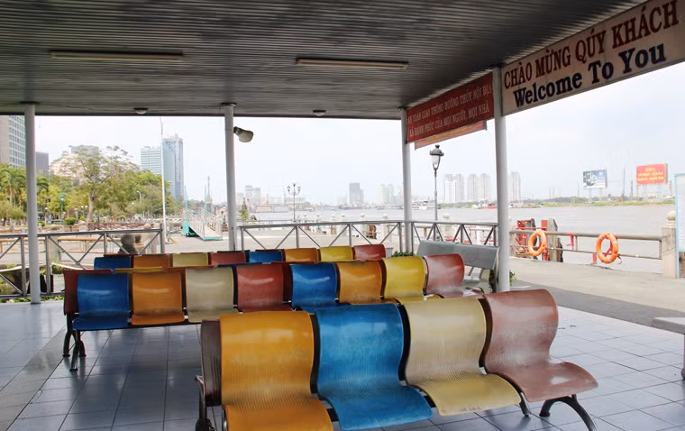 để lại cảnh đìu hiu ở khu vực nhà chờ ra tàu bến Bạch Đằng.