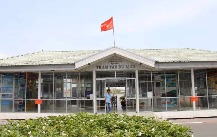 Trạm tàu du lịch hàng ngày tấp nập du khách nhưng nay đã di dời...