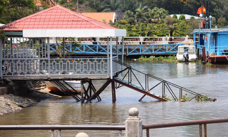 Vài ngày tới những hình ảnh này sẽ bị thu dọn để UBND quận 1 chủ trì, phối hợp với Sở Giao thông vận tải thực hiện việc nâng cấp, chỉnh trang và quản lý toàn bộ Công viên cảng Bạch Đằng