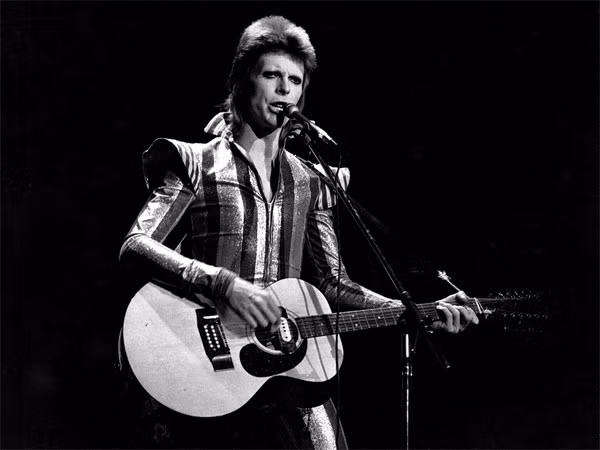 Ung thư gan là bệnh khó phát hiện, có thể ủ bệnh trong một thời gian dài. Tuy nhiên, hầu hết những người mắc căn bệnh này đều có các triệu chứng buồn nôn, giảm cân, chán ăn, sốt, đau bụng trên, gan hoặc lá lách to, mệt mỏi, vàng da. 