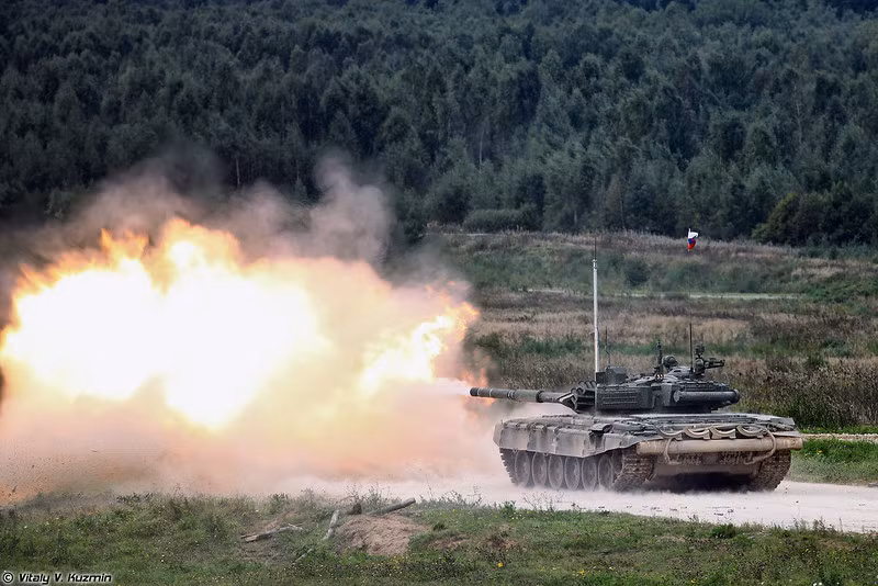 Hỏa lực của T-72B3 vẫn là pháo nòng trơn 2A46 125mm như T-72AV, T-72B, nhưng được trang bị máy nạp đạn tự động tốt hơn các thế hệ trước. Trong đó, 22 viên nằm trong máy nạp đạn, số còn lại 23 viên được chứa bên trong xe. Nguồn ảnh: Vitaly-Kuzmin