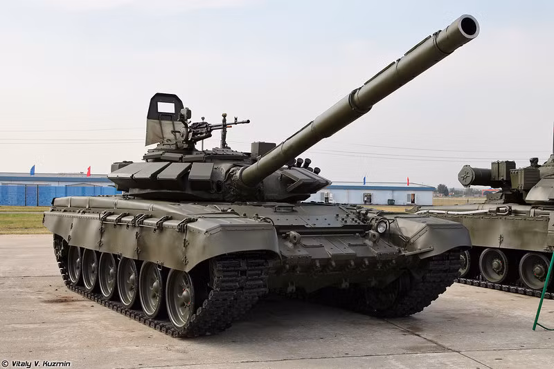T-72B3 có trọng lượng khoảng 45 tấn, dài 9,353m, rộng 3,46m và cao 2,2m. Nó được trang bị một động cơ diesel V-92S2F công suất 1.130 mã lực cho tốc độ tối đa lên tới 70km/h, dự trữ hành trình 500km. Nguồn ảnh: Vitaly-Kuzmin
