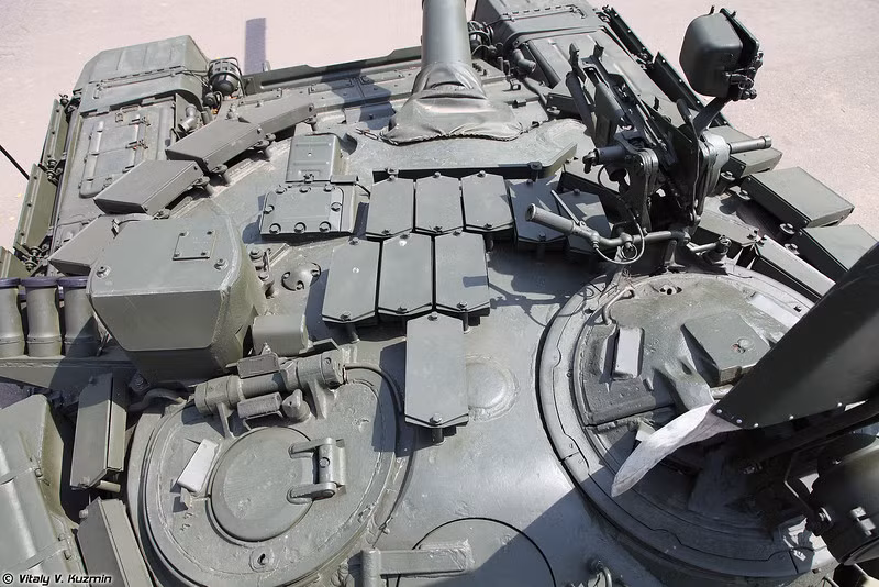 Trên nóc xe tăng cũng được bố trí Kontak-5. Nguồn ảnh: Vitaly-Kuzmin