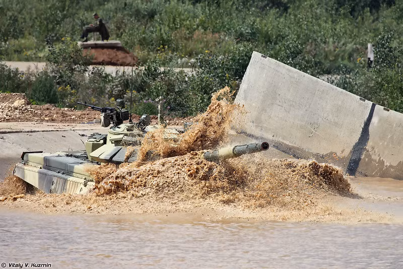 T-72B3 có khả năng "bơi lặn" tốt với độ sâu sông, hồ tối đa chịu được là 5m - nhưng vẫn phải chuẩn bị chừng 30 phút mới đảm bảo vượt sông an toàn. Nguồn ảnh: Vitaly-Kuzmin