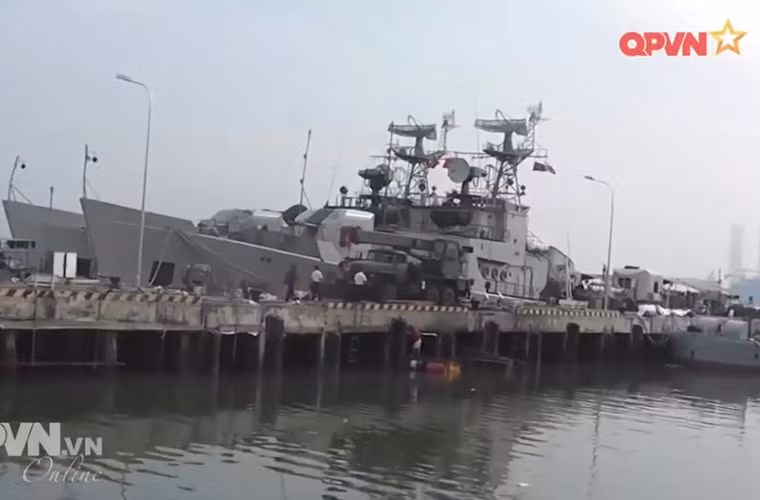 Mới đây, trong một phóng sự về công tác đảm bảo kỹ thuật tại vùng 2 Hải quân, kênh Quốc phòng Việt Nam đã giới thiệu những hình ảnh hiếm hoi về công tác nạp ngư lôi cho các tàu săn ngầm lớp Petya thuộc biên chế Lữ đoàn 171, vùng 2 Hải quân. Đây là những tàu hộ vệ săn ngầm lớn nhất và hiện đại nhất của Hải quân Việt Nam hiện nay. Nguồn ảnh: Kênh QPVN