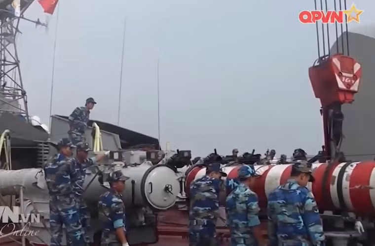 Hiện nay, Lữ đoàn 171 biên chế 5 tàu hộ vệ săn ngầm Petya gồm hai phiên bản: Project 159A (Petya-II) trang bị ngư lôi 400mm và Project 159AE (Petya-III) trang bị bệ phóng 3 ống ngư lôi 533mm. Trong ảnh là công tác nạp đạn cho các tàu hộ vệ Project 159AE. Nguồn ảnh: Kênh QPVN