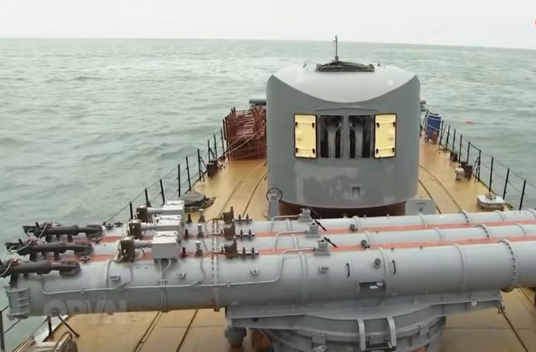 Không rõ loại ngư lôi 533mm trang bị cho các tàu săn ngầm Petya của Việt Nam. Đó có thể là seri ngư lôi Type 53 hoặc là SET-53 thường có tầm bắn 8-14km, nặng chừng 1-1,5 tấn mỗi quả. Nguồn ảnh: Kênh QPVN