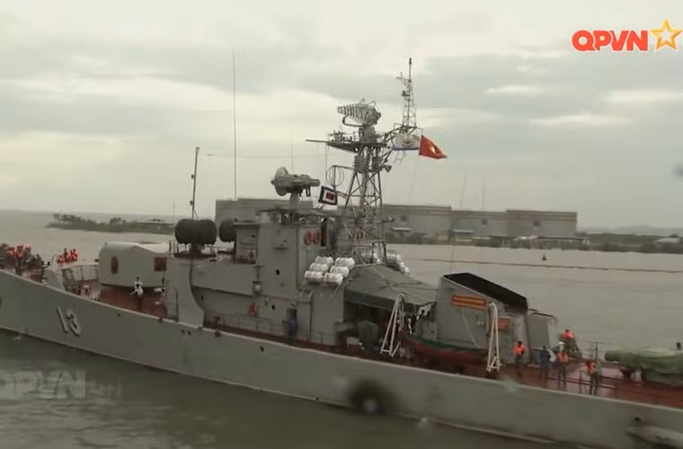 Kích thước của hai phiên bản này tương đương nhau với chiều dài 82,3m, rộng 9,2m, mớn nước hơn kém nhau một chút (Project 159A 2,89m còn Project 159AE là 2,93m). Về lượng giãn nước thì Project 159AE cũng lớn hơn một chút với đầy tải là 1.140 tấn so với 1.110 tấn trên 159A. Nguồn ảnh: Kênh QPVN