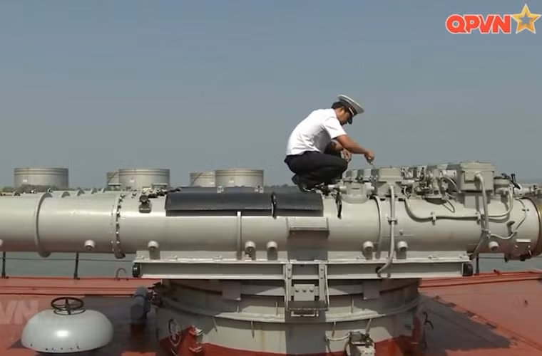 Sĩ quan chỉ huy kiểm tra bệ phóng ngư lôi 533mm trên tàu săn ngầm 09. Theo trang mạng Russianship của Nga, các tàu cung cấp cho Việt Nam gồm 3 chiếc mang số hiệu SKR-141, SKR-130, SKR-135 (được Việt Nam gọi lại là 13, 15 và 17) thuộc biến thể Project 159A (Petya-II). Hai chiếc còn lại mang số hiệu SKR-82, SKR-96 (Việt Nam gọi lại là 09 và 11) thuộc Project 159AE (Petya-III). Nguồn ảnh: Kênh QPVN