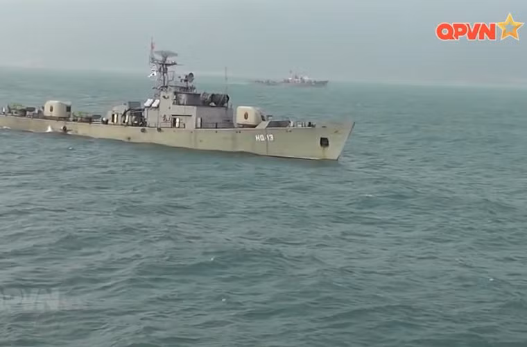 Tàu hộ vệ săn ngầm Petya được bố trí cơ cấu ba trục chân vịt gồm: một trục dùng động cơ diesel để tiết kiệm nhiên liệu khi tuần tra trên biển và 2 trục sử dụng động cơ turbine khí. Nó cho phép tàu đạt tốc độ tối đa 32 hải lí/giờ, hoạt động liên tục trên biển trong 10 ngày. Nguồn ảnh: Kênh QPVN