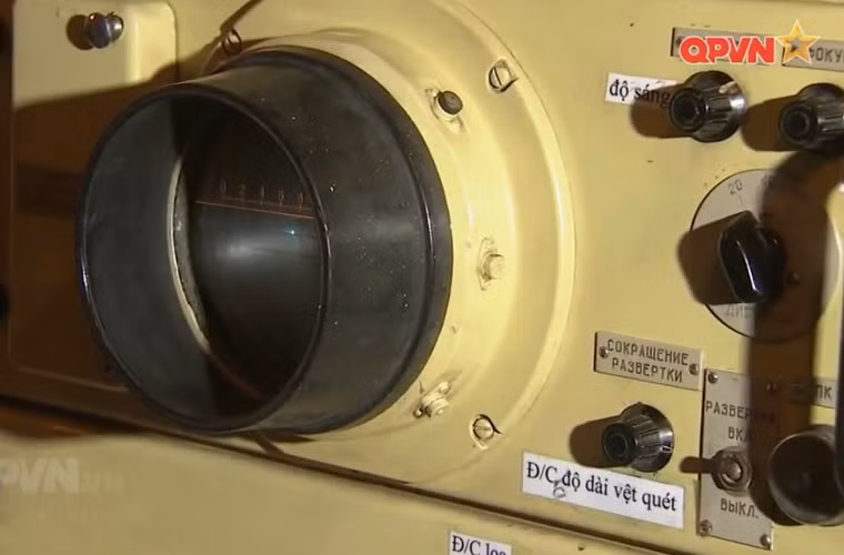 “Trong quá trình phát hiện mục tiêu thì các đồng chí đã xác định được, phân loại được đâu là mục tiêu ngầm như là tàu ngầm, ngư lôi, thủy lôi ...để truyền chỉ thị cho Ngành 3 sử dụng vũ khí chống ngầm tiêu diệt tàu ngầm địch”, Thiếu úy Nguyễn Văn Truyền - Trưởng Ngành 5, tàu 09, Lữ đoàn 1971, Vùng 2 HQ trả lời kênh QPVN. Nguồn ảnh: Kênh QPVN