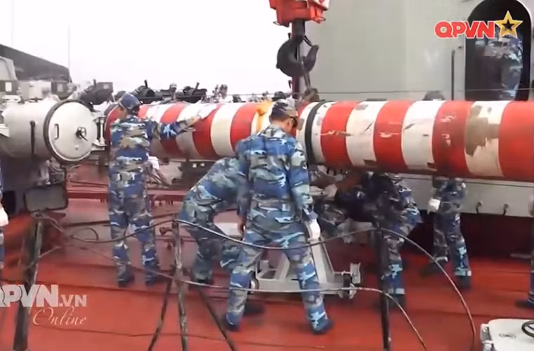 Trong ảnh, quả ngư lôi hạng nặng cỡ 533mm đang được nạp vào bệ phóng tàu săn ngầm. Nguồn ảnh: Kênh QPVN