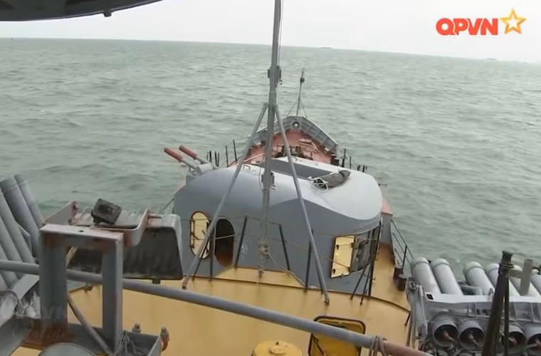 Đặc biệt, các tàu săn ngầm Petya còn có hệ thống phóng bom phản lực chống ngầm RBU-2500 (ảnh) và RBU-6000 có thể dùng để đánh chặn ngư lôi, tiêu diệt người nhái phá hoại hoặc pháo kích bờ biển ngoài khả năng tấn công tàu ngầm lặn ở độ sâu vài trăm mét. Nguồn ảnh: Kênh QPVN