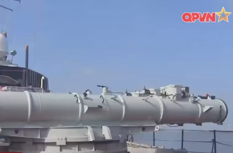 Ba ống phóng ngư lôi được đặt trên một trục có thể xoay đổi hướng 360 độ. Nguồn ảnh: Kênh QPVN