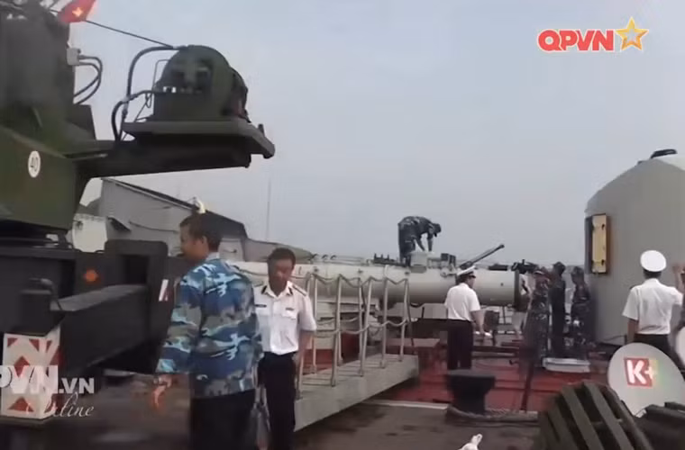 Trong ảnh, cán bộ chiến sĩ đang kiểm tra bệ phóng ngư lôi trước khi thực hiện nạp đạn. Nguồn ảnh: Kênh QPVN