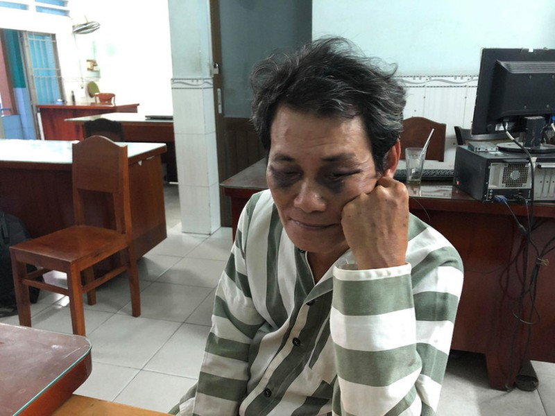 Gã đàn ông 63 tuổi hôn, sờ ngực bé gái 7 tuổi ở Sài Gòn Ga dan ong 63 tuoi hon, so nguc be gai 7 tuoi o Sai Gon