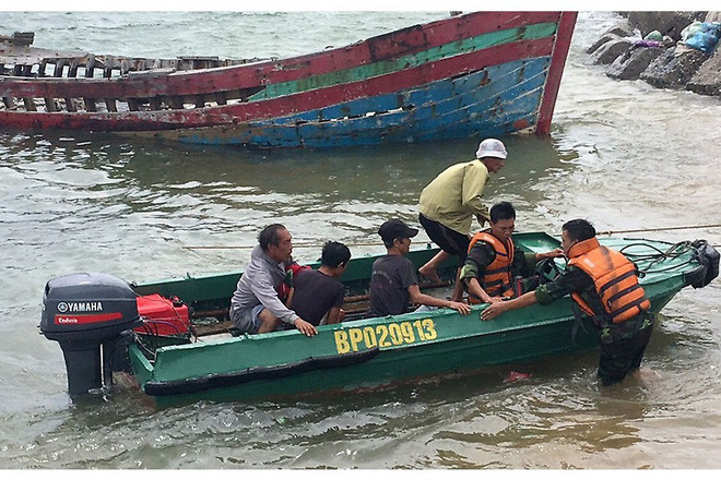 Bao so 3 Wipha giat cap 12 vao thang dat lien: Hang loat tau ca mat lien lac-Hinh-2