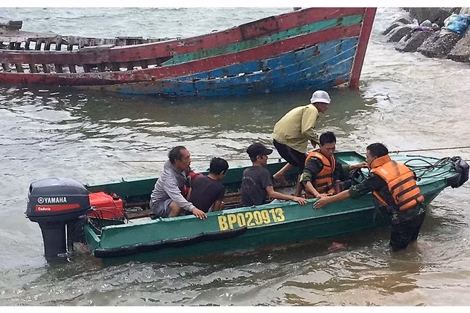 Bao so 3 Wipha giat cap 12 vao thang dat lien: Hang loat tau ca mat lien lac-Hinh-2