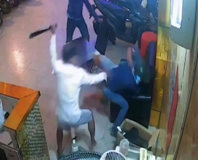 Giang ho vac hung khi xong vao quan karaoke vo co chem nguoi trong thuong