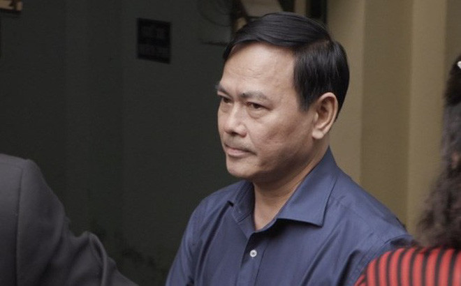 Trước đó, trong lần xét xử sơ thẩm lần 1, vụ án được giao cho phó chánh án TAND quận 4 Nguyễn Hải Nam xét xử. Trong quá trình thụ lý, ông Nam trả hồ sơ một lần và khi xét xử sơ thẩm, HĐXX tiếp tục trả hồ sơ để điều tra bổ sung 