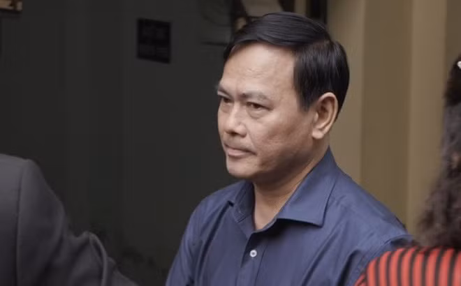 Trước đó, trong lần xét xử sơ thẩm lần 1, vụ án được giao cho phó chánh án TAND quận 4 Nguyễn Hải Nam xét xử. Trong quá trình thụ lý, ông Nam trả hồ sơ một lần và khi xét xử sơ thẩm, HĐXX tiếp tục trả hồ sơ để điều tra bổ sung 