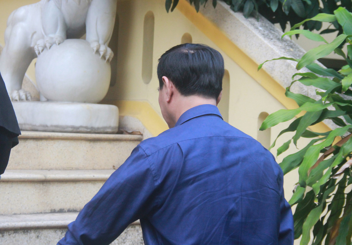 Lực lượng an ninh kiểm tra nghiêm ngặt, chỉ có phóng viên có thẻ nhà báo, giấy giới thiệu và chứng minh nhân dân mới được vào tòa 