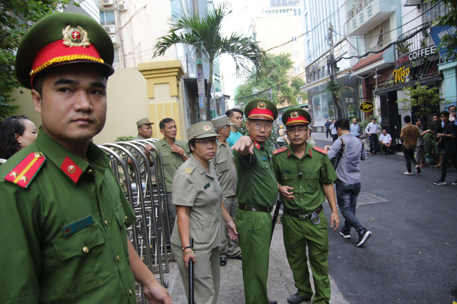 Ngay từ sáng sớm, lực lượng chức năng bao gồm công an địa phương, cảnh sát giao thông và lực lượng bảo vệ dân phố đã phong tỏa 2 đầu con đường dẫn vào TAND quận 4.