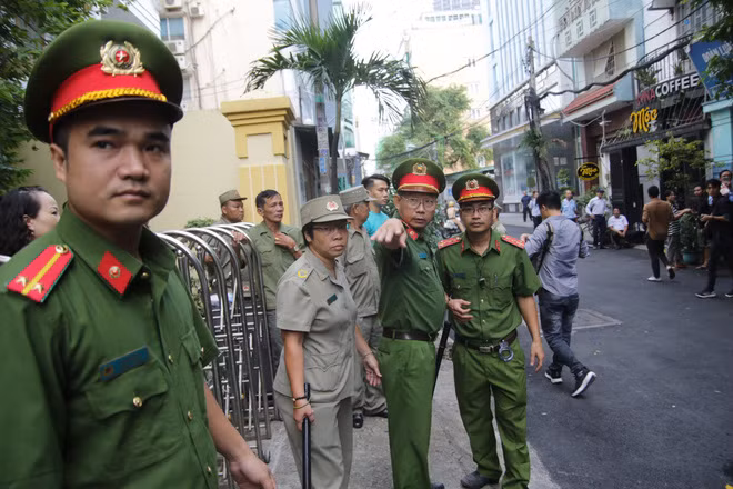 Ngay từ sáng sớm, lực lượng chức năng bao gồm công an địa phương, cảnh sát giao thông và lực lượng bảo vệ dân phố đã phong tỏa 2 đầu con đường dẫn vào TAND quận 4.