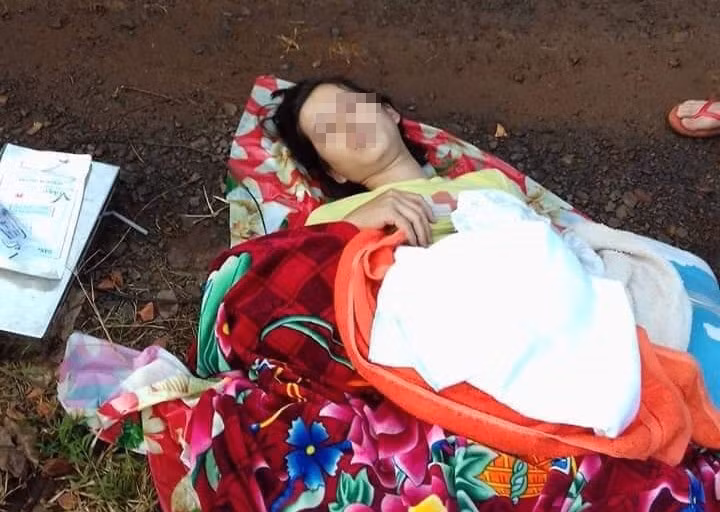 San phu bi duoi xuong xe, de doc duong vi tai xe so xui xeo