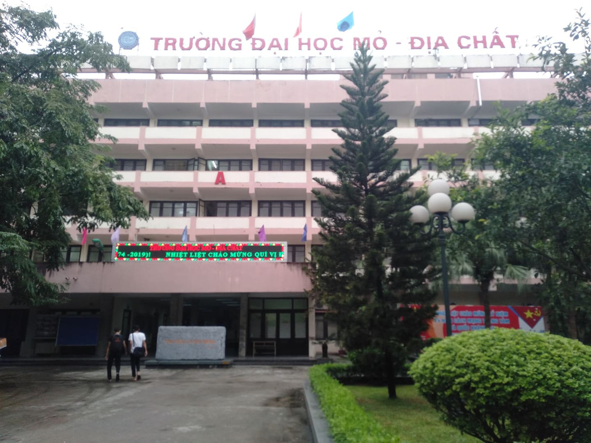 Dong nghiep, hoc tro, cong dong mang thuong tiec Thu truong Le Hai An qua doi