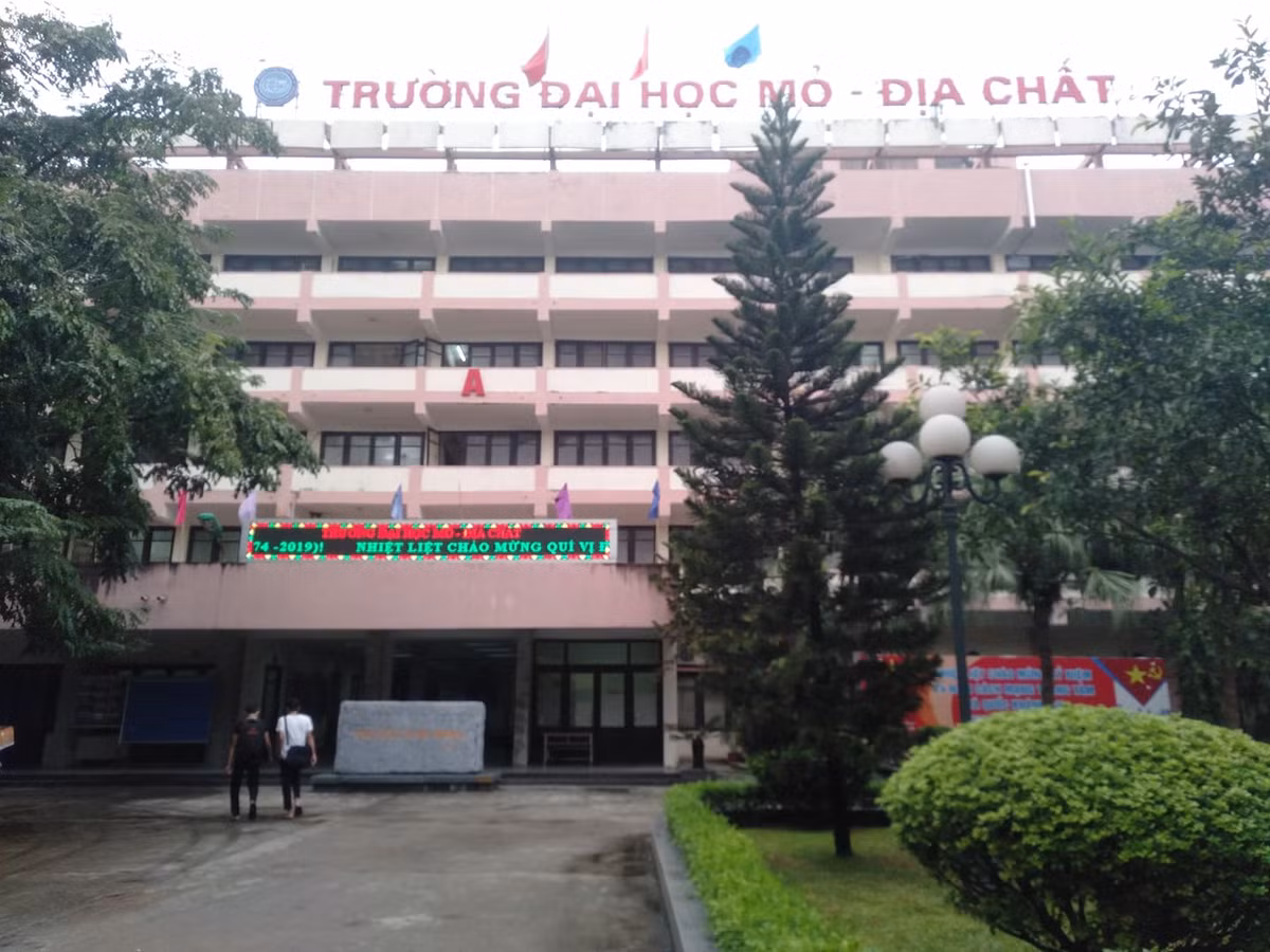 Dong nghiep, hoc tro, cong dong mang thuong tiec Thu truong Le Hai An qua doi